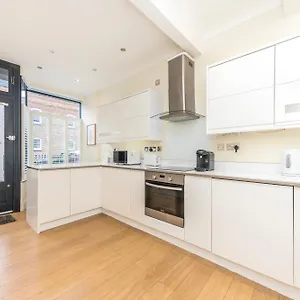 Victorian Charm: Spacious 3-bed Near Attractions Holiday home